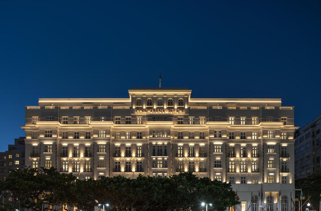 Fachada iluminada do Copacabana Palace à noite