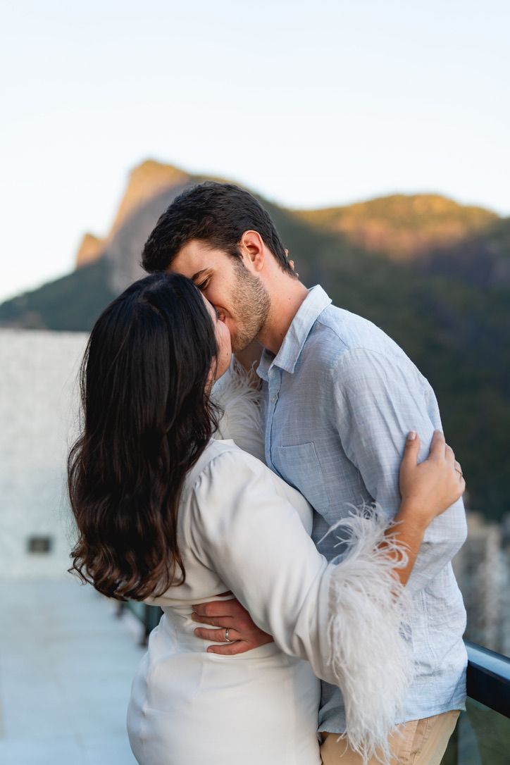 Maria Isabella e Eric se beijando, com a Pedra da Gávea ao fundo