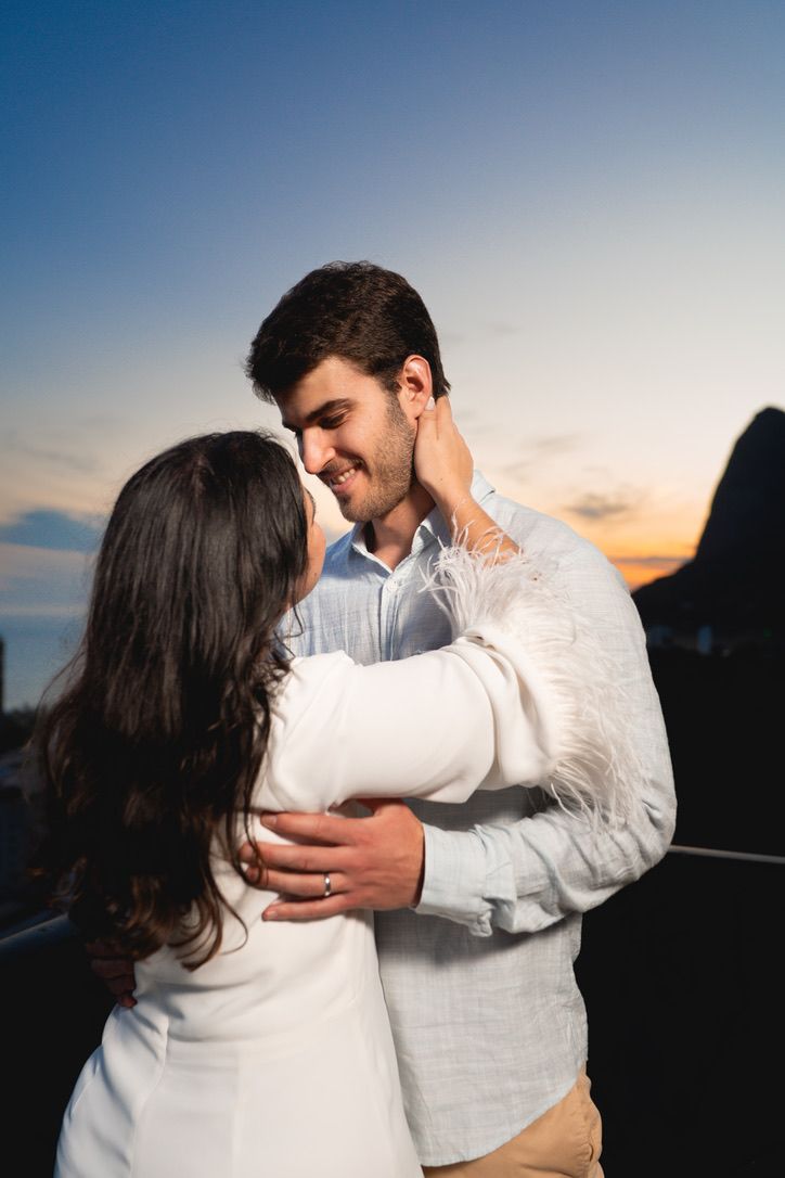 Maria Isabella e Eric abraçados ao entardecer