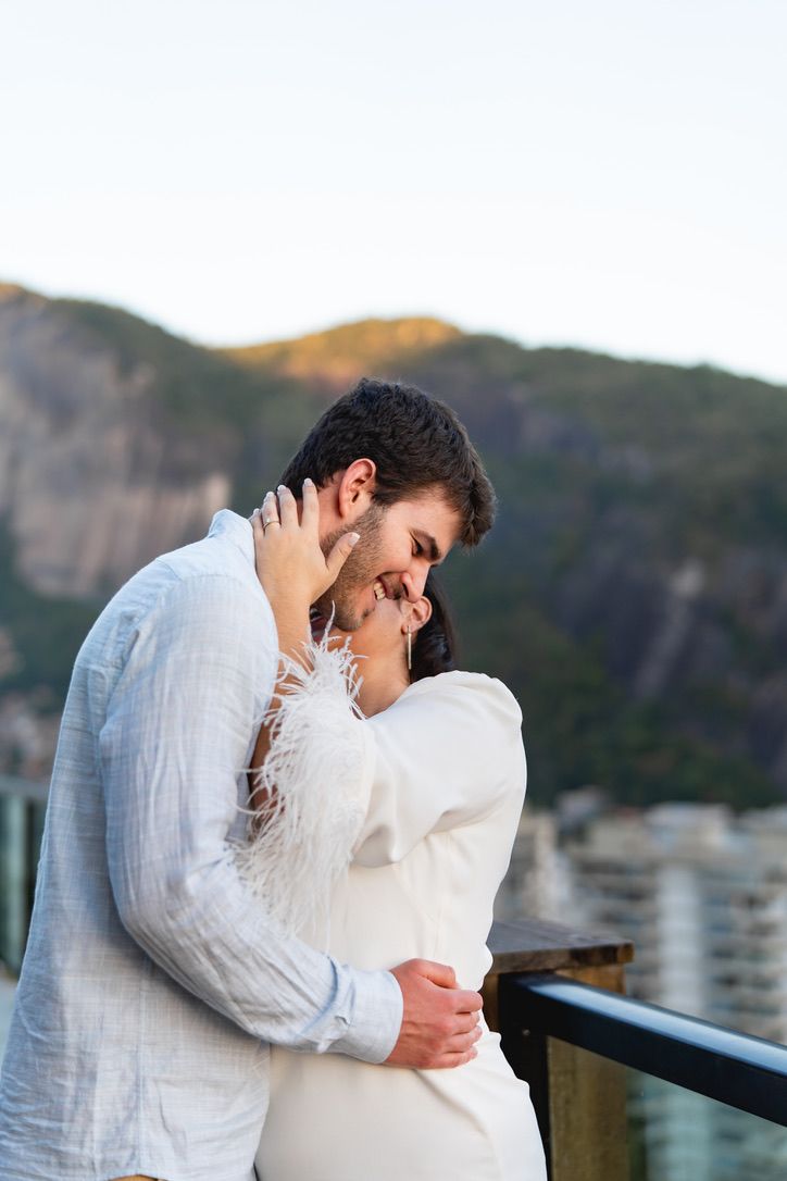 Maria Isabella e Eric abraçados, de perfil