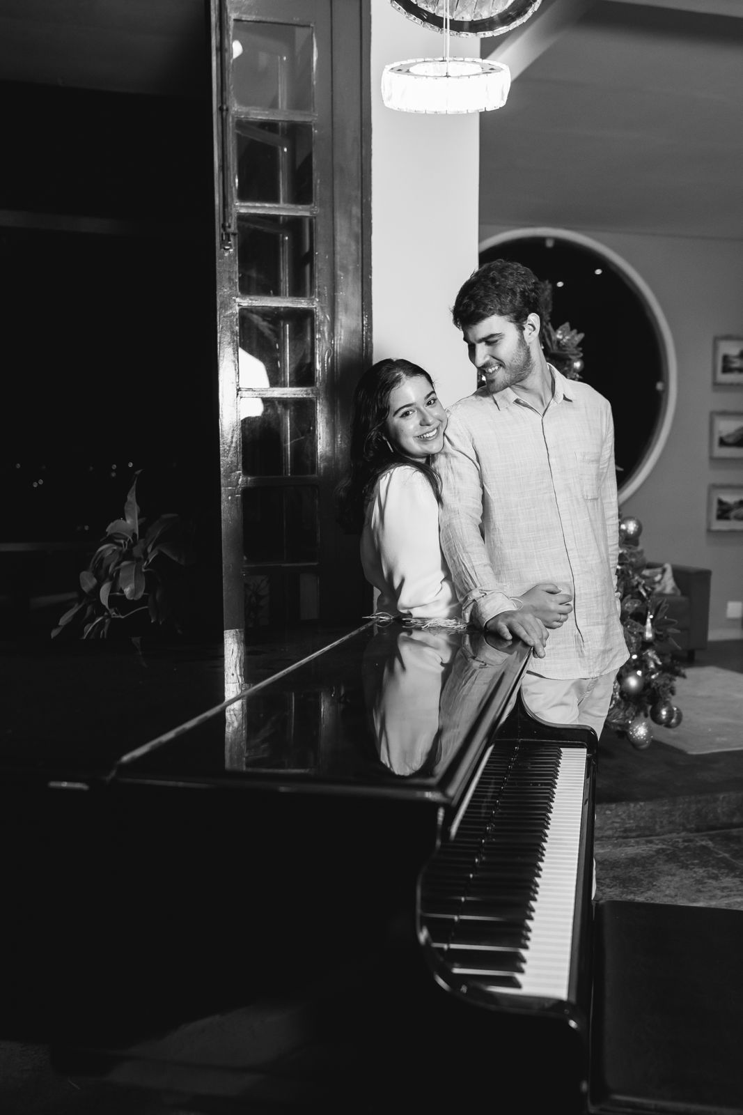 Maria Isabella e Eric ao piano, foto em preto e branco