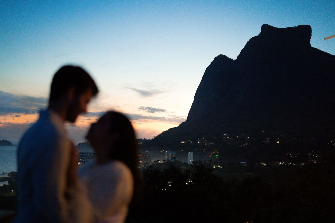 Silhueta de Maria Isabella e Eric ao entardecer